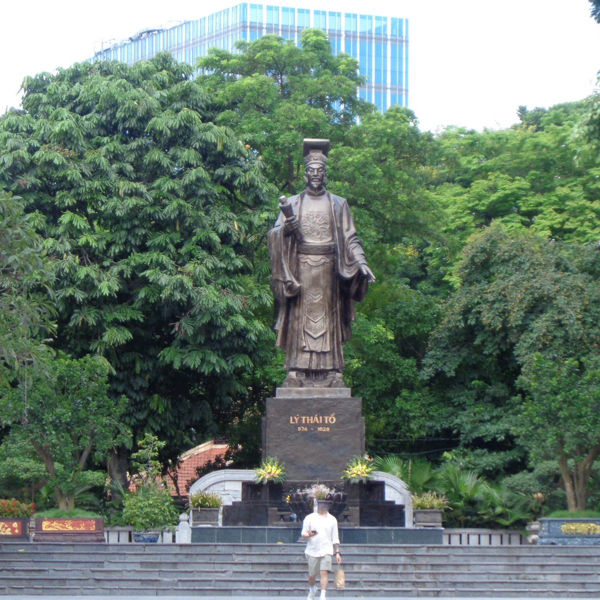 Lý Thái Tổ tên thật Lý Công Uẩn, là vị hoàng đế khai sáng triều Lý của Việt Nam.