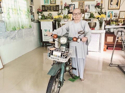NỮ BIỆT ĐỘNG SÀI GÒN TRONG MÀU ÁO NÂU