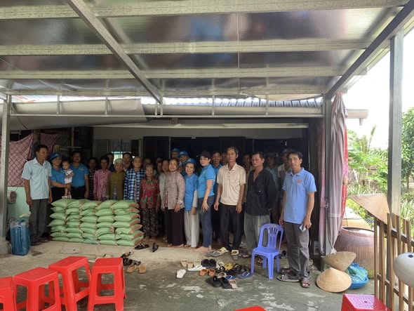 Phát gạo cho 77 hộ gia đình khó khăn tại ấp Tiên Phong và Vĩnh Hùng