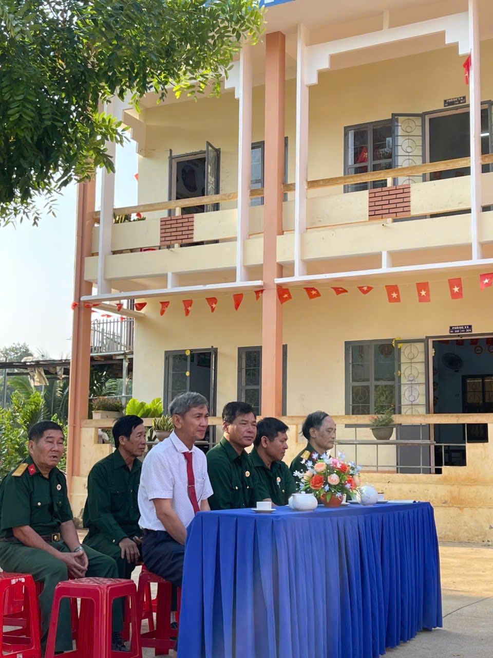 ÔNG BÀ KỂ CHÁU NGHE – CÂU CHUYỆN TỪ NHỮNG NĂM THÁNG HÀO HÙNG