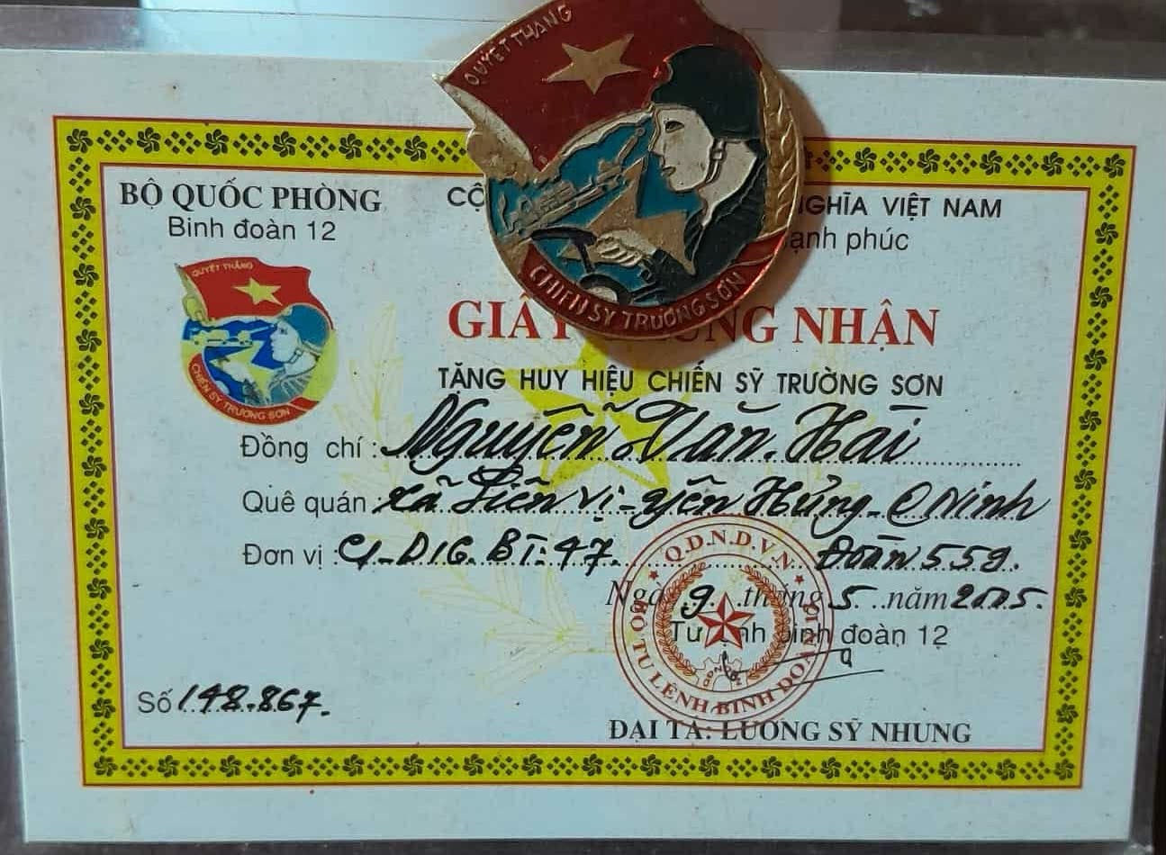 Giấy Chứng Nhận Tặng Huy Hiệu Chiến Sĩ Trường Sơn-Đồng chí Nguyễn Văn Hài