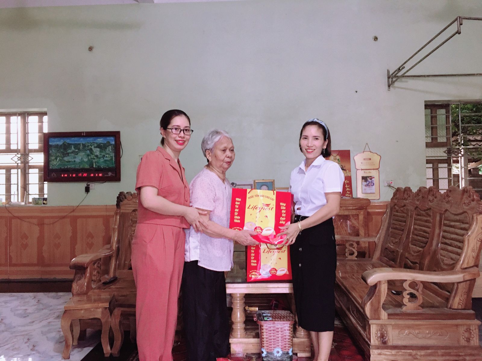 Chi Đoàn Trường Tiểu học Phú Cường Thăm hỏi và tri ân các mẹ Việt Nam anh hùng xã Phú Thịnh