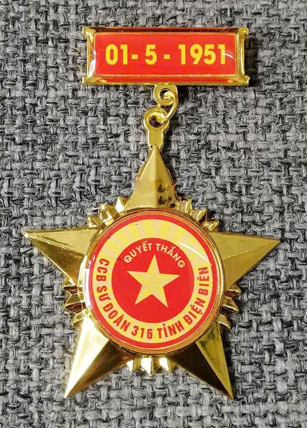 Cựu chiến binh Dương Tố Tươi - Huy hiệu kỷ niệm
