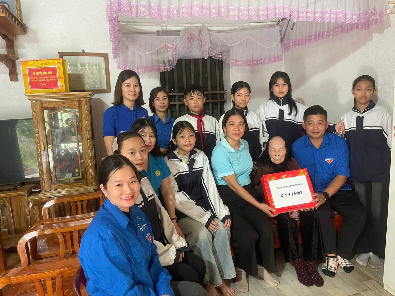 ĐOÀN VIÊN TRƯỜNG THCS BÌNH THÀNH THAM GIA CHĂM SÓC NGƯỜI CÓ CÔNG VỚI CÁCH MẠNG