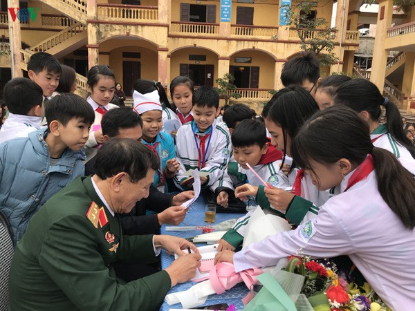[Đoàn trường THPT Hai Bà Trưng] ANH HÙNG PHẠM TUÂN: NGƯỜI LÍNH TRÊN ĐỈNH CAO TRI THỨC VÀ BẢN LĨNH "KHÔNG BAO GIỜ QUÊN 12 NGÀY ĐÊM LỊCH SỬ"