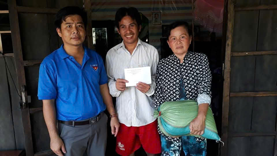 TẶNG QUÀ CHO THANH NIÊN YẾU THẾ