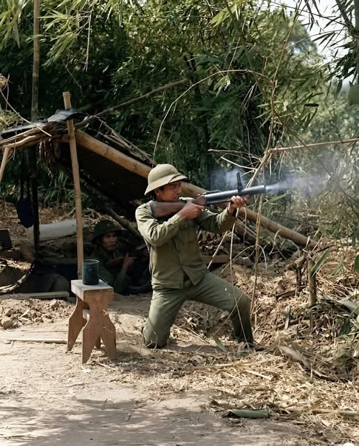 khoảnh khắc một chiến sĩ Quân đội Nhân dân Việt Nam khai hỏa súng phóng lựu M79 trên mặt trận biên giới Tây Nam