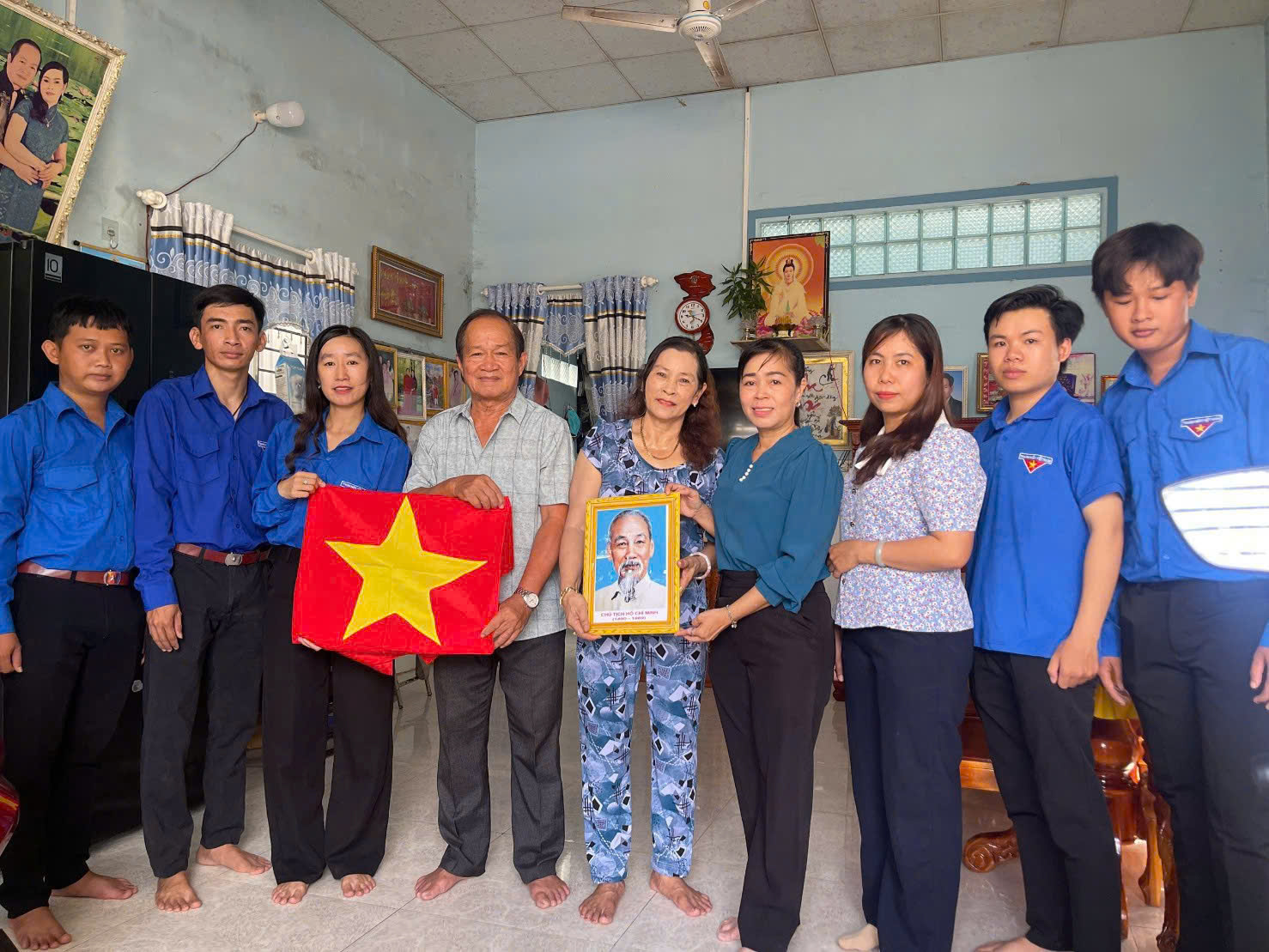 TUỔI TRẺ XÃ KHÁNH BÌNH -  HỘI LHPN XÃ KHÁNH BÌNH TRAO TẶNG ẢNH BÁC HỒ VÀ CỜ TỔ QUỐC CHÀO MỪNG KỶ NIỆM 136 NĂM NGÀY SINH CHỦ TỊCH HỒ CHÍ MINH (1)