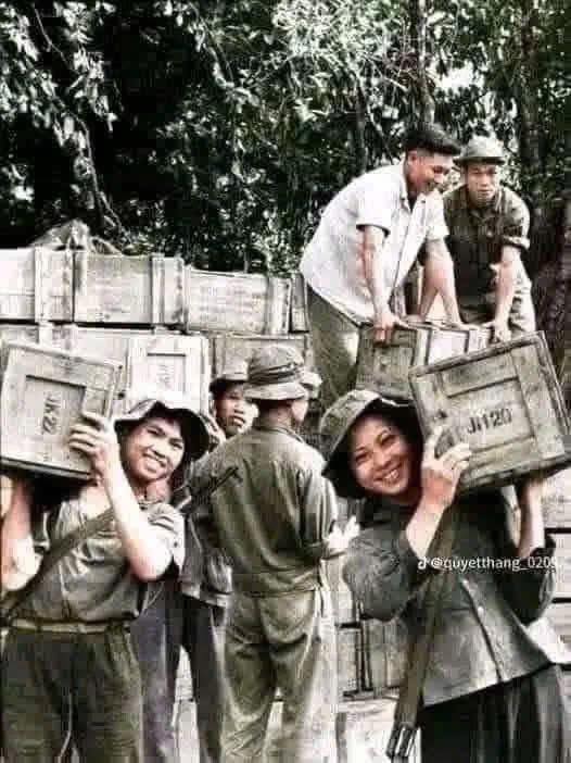 TÌNH YÊU TỔ QUỐC KHẮC SÂU KHÔNG RỜI ...
