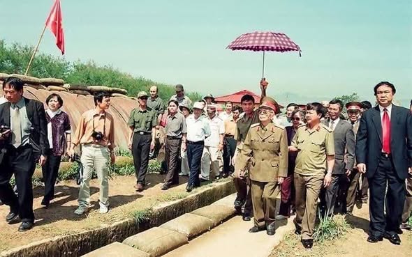 Đại tướng Võ Nguyên Giáp gửi tới bà con trong chuyến thăm Điện Biên năm 2004