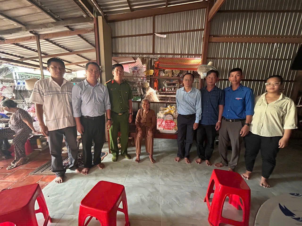 ĐOÀN XÃ BÌNH THẠNH ĐÔNG THĂM, TẶNG QUÀ CÁC GIA ĐÌNH CHÍNH SÁCH TIÊU BIỂU
