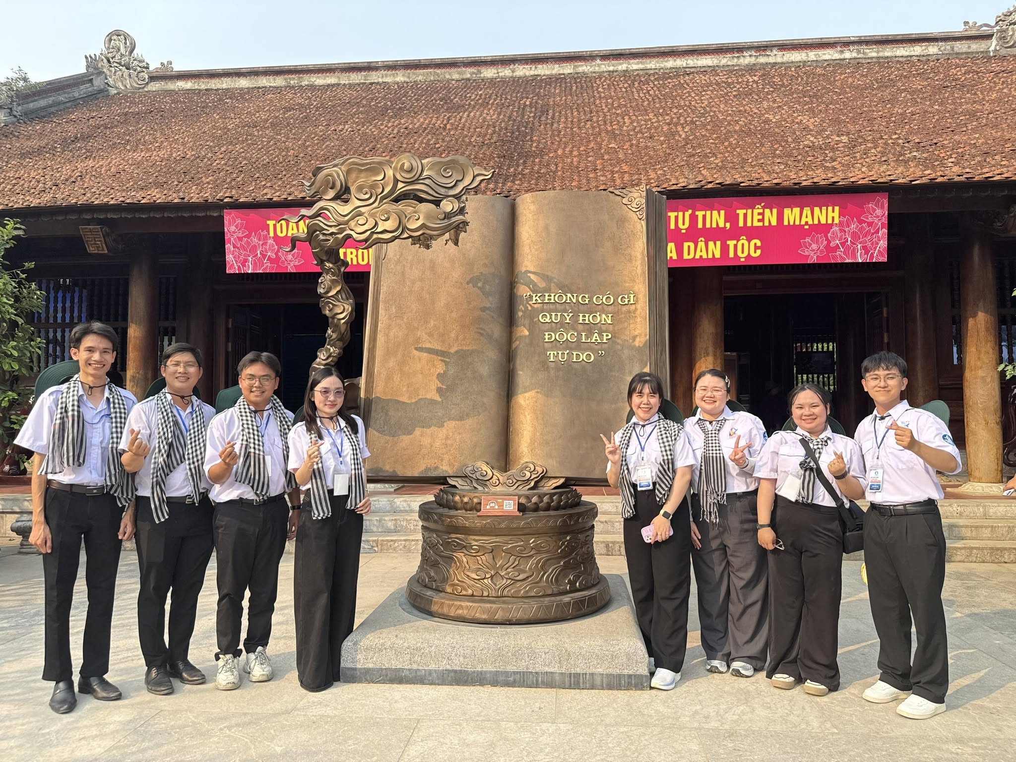 TUỔI TRẺ KINH TẾ - LUẬT TẠI HÀNH TRÌNH VỀ NGUỒN 2026 “TỪ NGÒI PHÁO CHÍN THÁNG GIÊNG ĐẾN CON ĐƯỜNG CÁCH MẠNG CỦA THANH NIÊN”