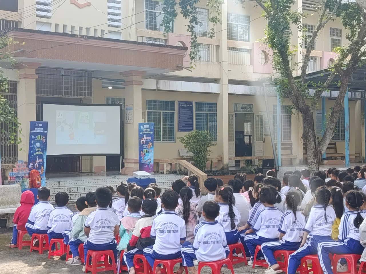 CHƯƠNG TRÌNH "ĐIỆN ẢNH TRONG MẮT TRẺ THƠ" 
