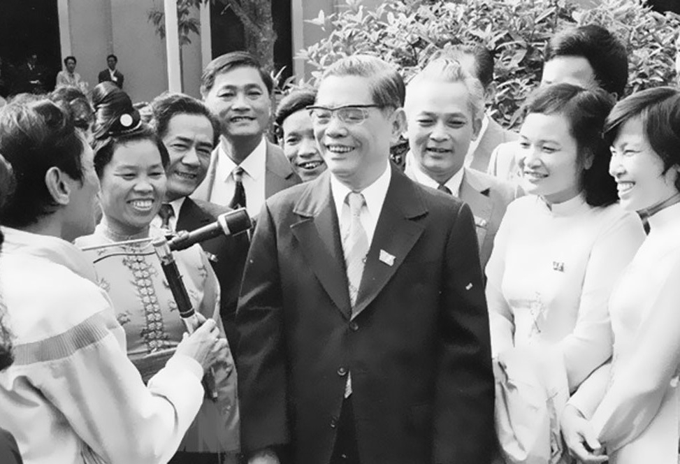 Người anh hùng thời bình – Nguyễn Văn Linh