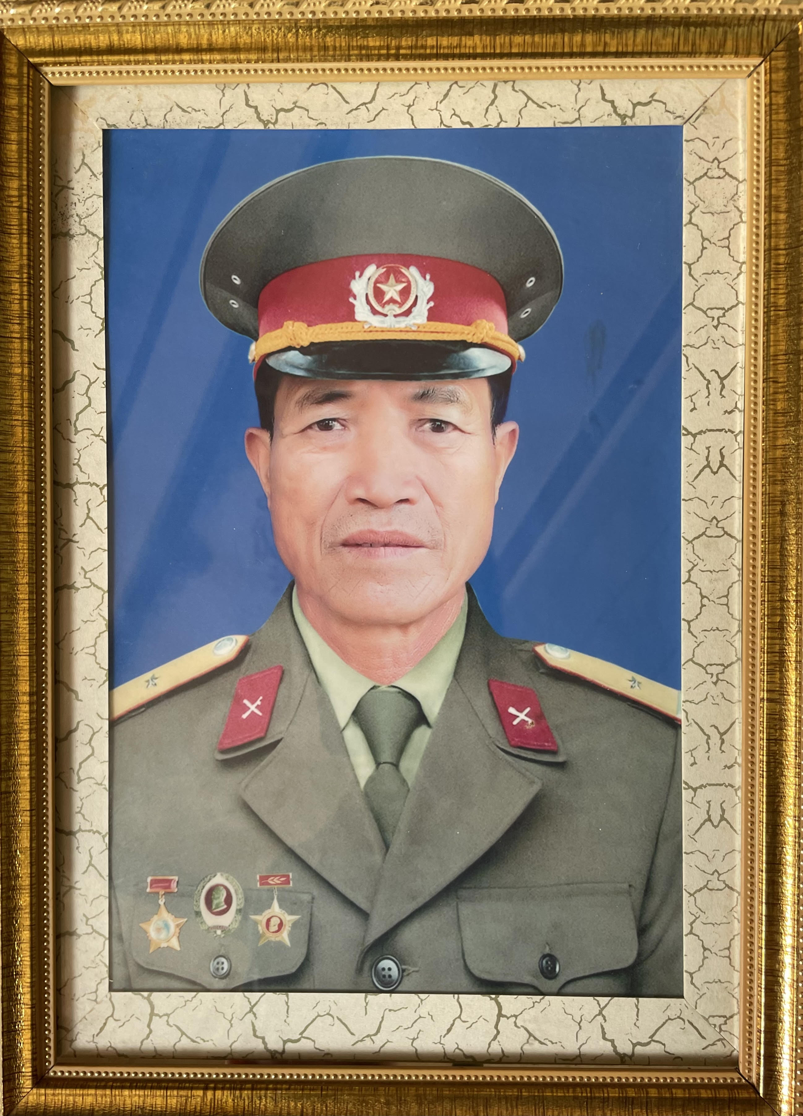 Người chiến sĩ giao liên và huyền thoại đi lùi xuống dốc giữa túi bom A Sầu