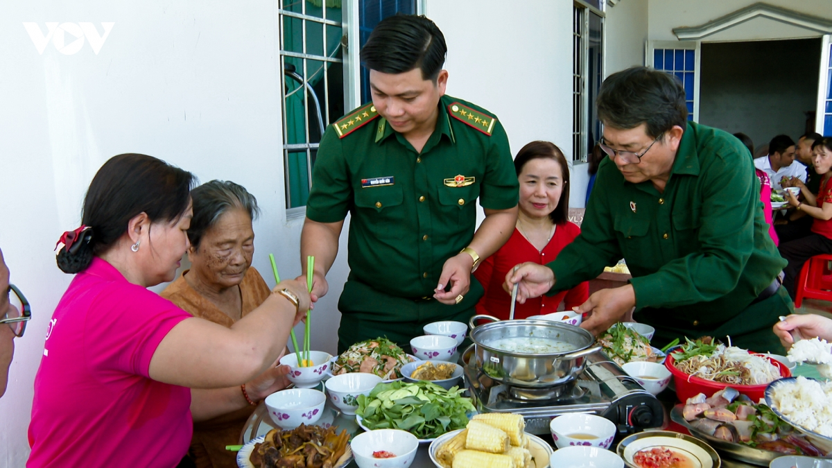 Bữa cơm tri ân đầy nghĩa tình tại gia đình Mẹ Việt Nam Anh hùng Lê Thị Hai