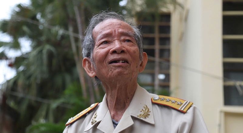 Người lặng lẽ sống cùng lịch sử