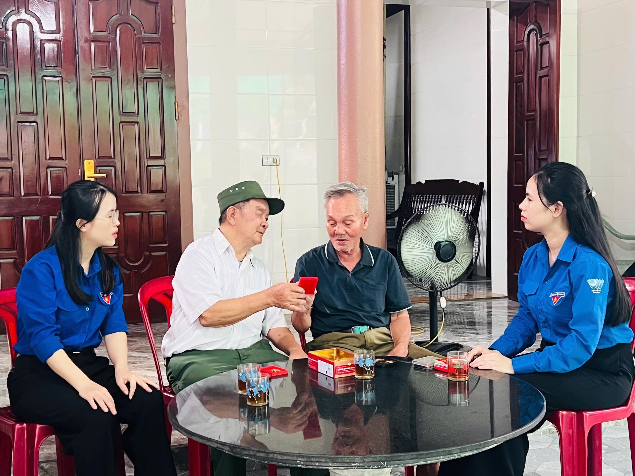Cô Giao Liên Nhỏ