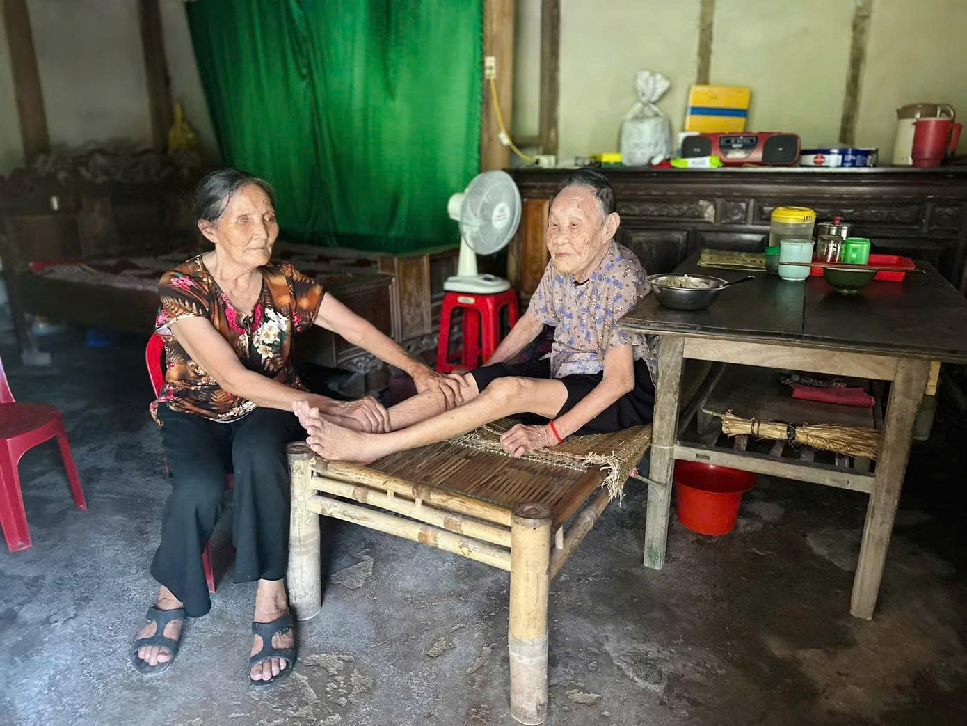 Chuyện về cô gái vá đường năm ấy và bóng tối cuối đời
