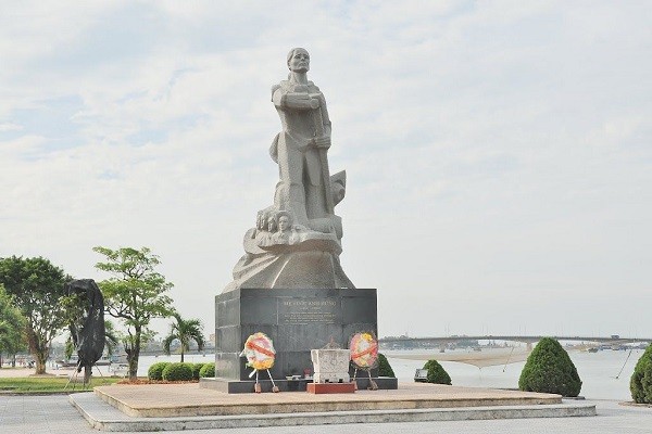 MẸ SUỐT: MÁI CHÈO BẤT KHUẤT DƯỚI LÀN BOM ĐẠN