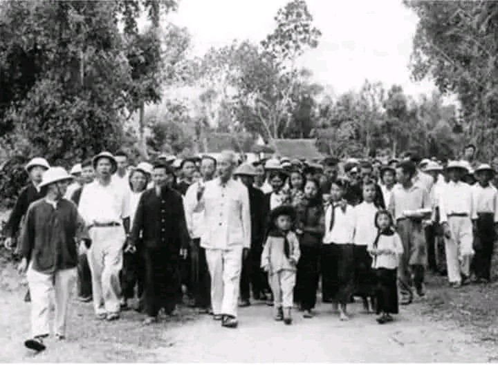 NGÔI NHÀ LÀNG SEN