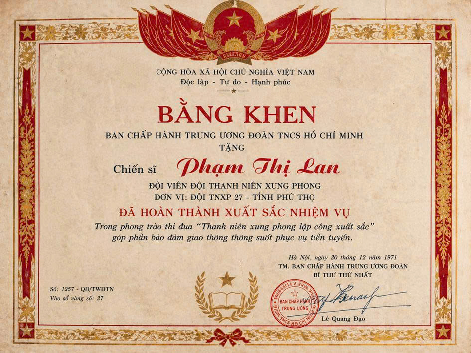 Con đường trong mưa bom...