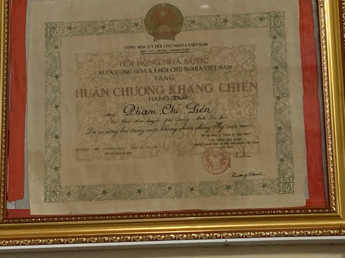 CÂU CHUYỆN THỜI HOA LỬA – ÁNH ĐÈN BÊN CHIẾN TRẬN – (1)