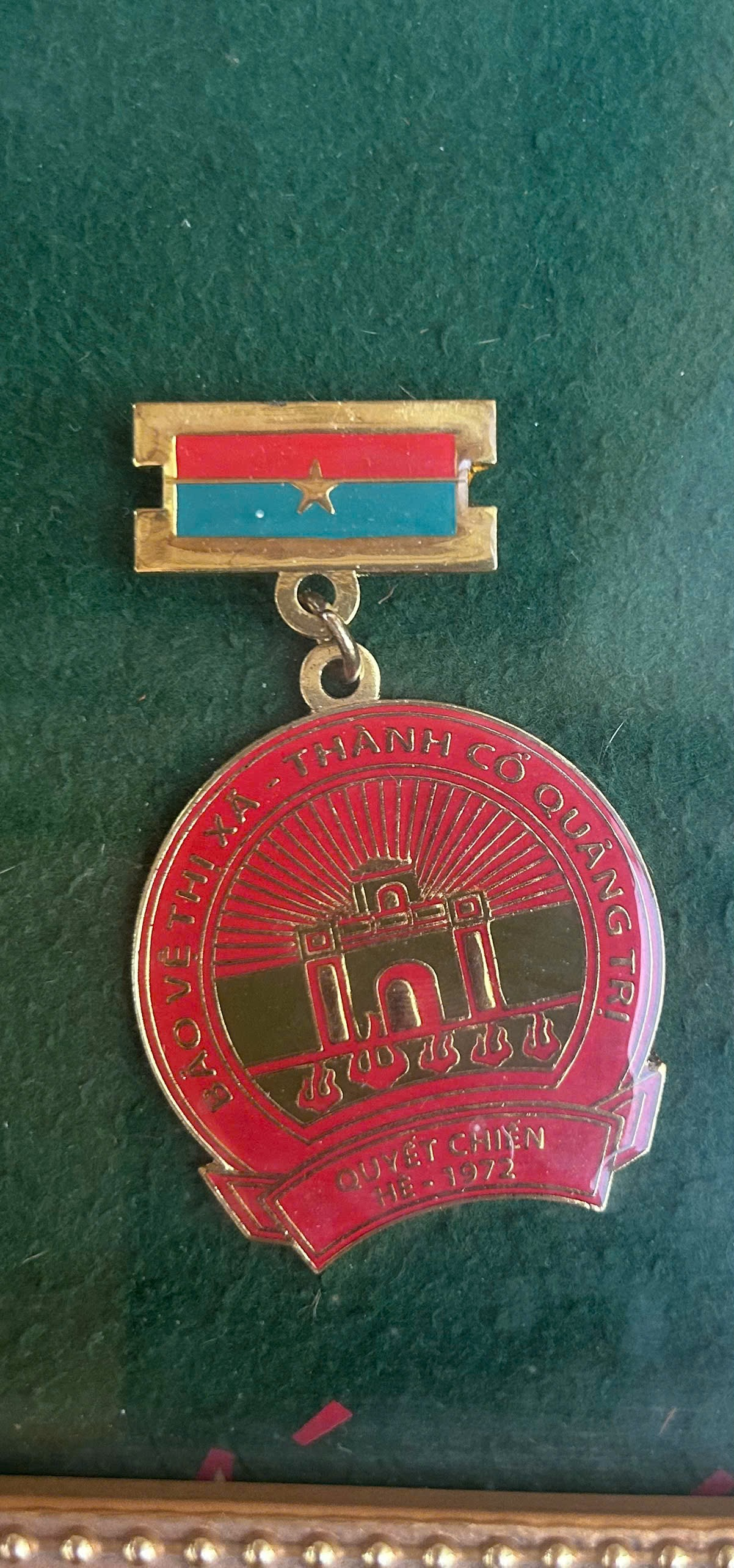 Huy hiệu Bảo vệ thị xã - Thành cổ Quảng Trị 1972