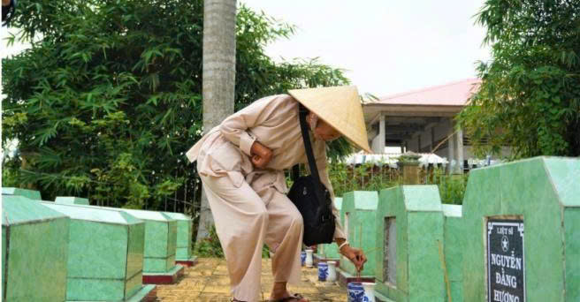 NGƯỜI PHỤ NỮ BÁN VÉ SỐ KIẾM TIỀN XÂY MỘ ĐỒNG ĐỘI