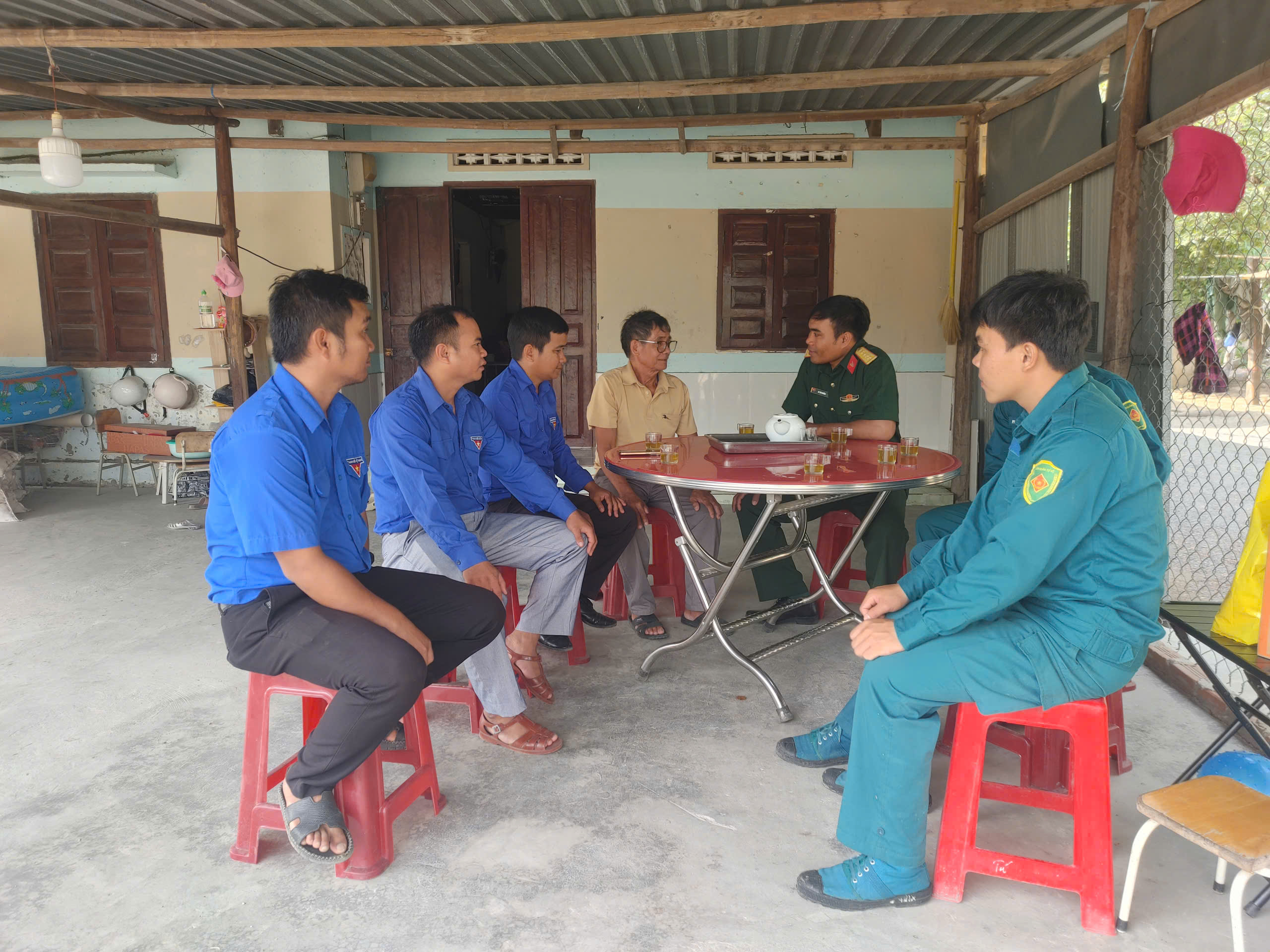NGƯỜI LIÊN LẠC KIÊN TRUNG GIỮA ĐẠI NGÀN BÁC ÁI