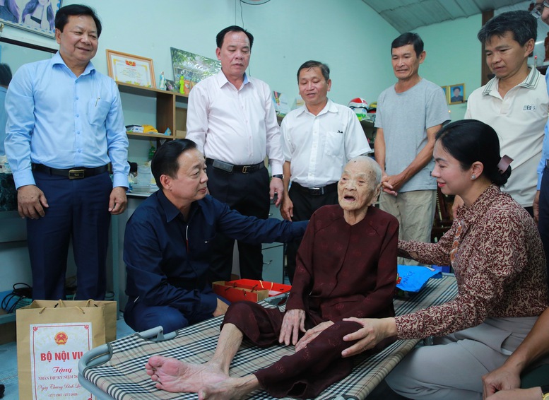 Thăm hỏi mẹ Việt Nam anh hùng