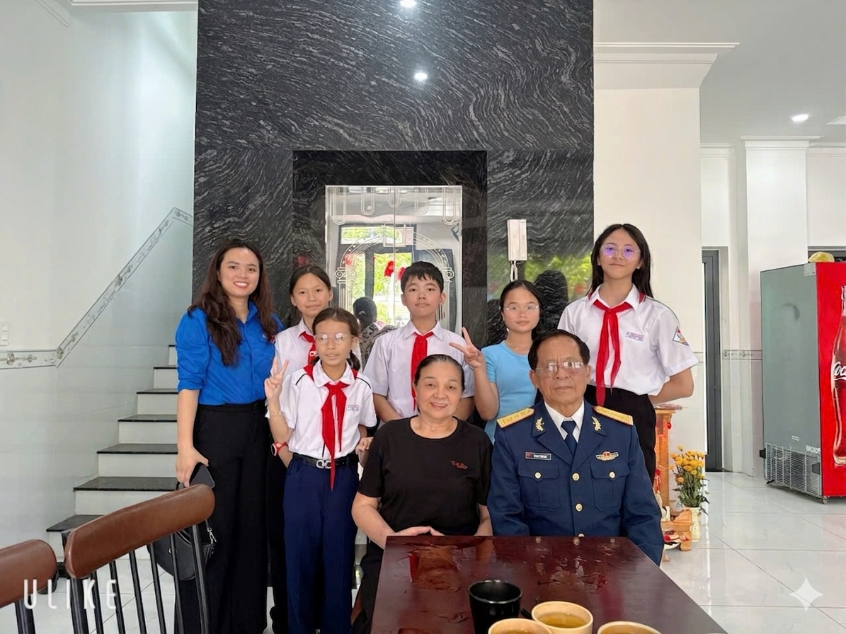 "VỮNG TAY SÚNG TỪ RỪNG XANH CAMPUCHIA ĐẾN ĐẢO ĐÁ TRƯỜNG SA"