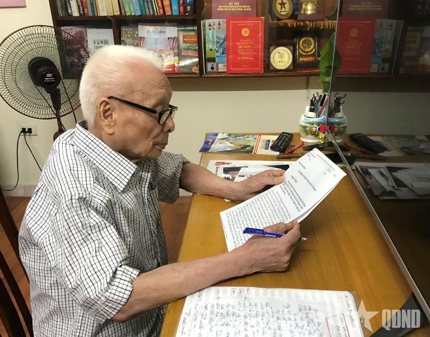 Người cắm lá cờ đỏ sao vàng ở đình làng năm ấy