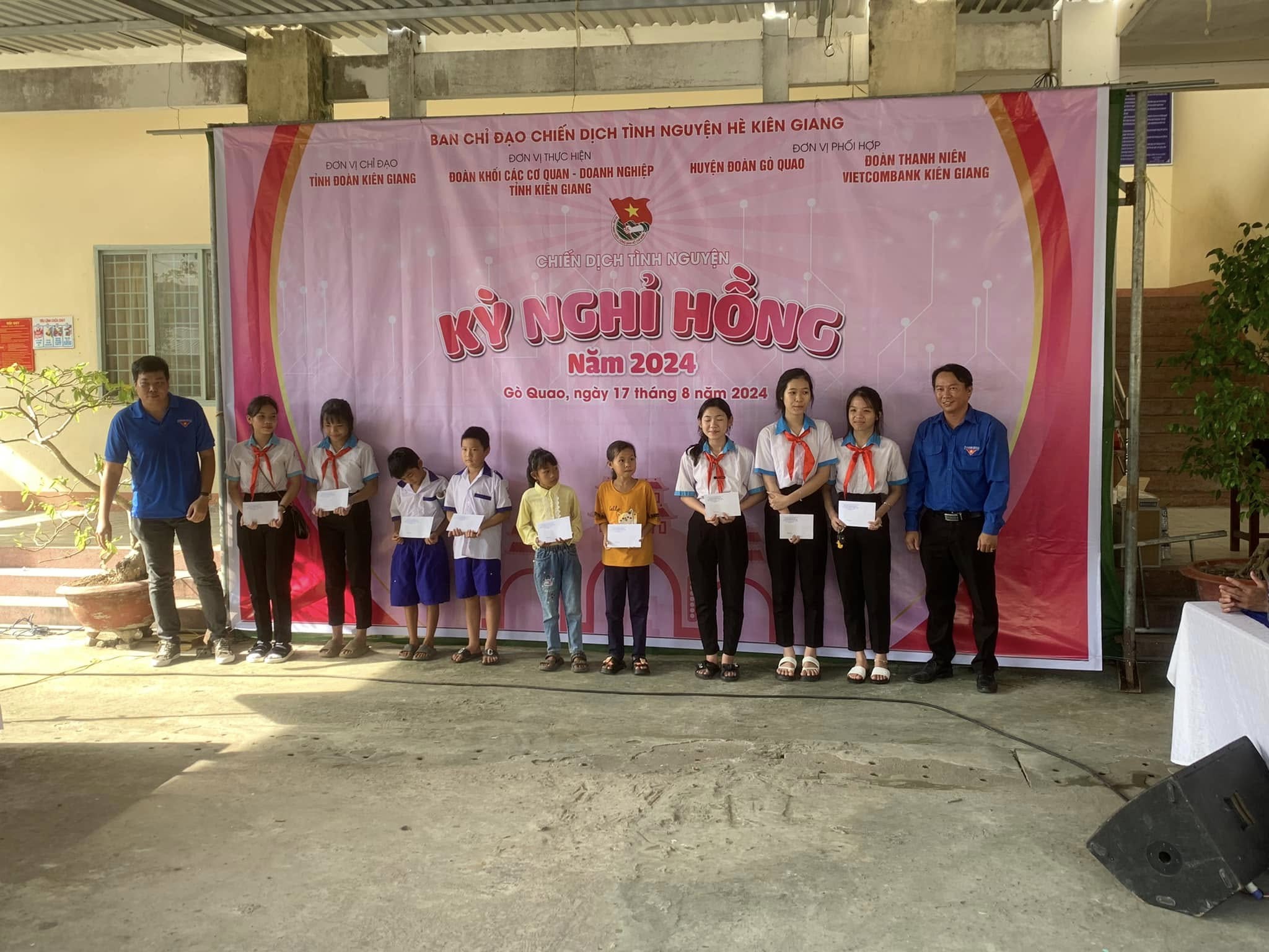 Tặng bổng cho các em học sinh 