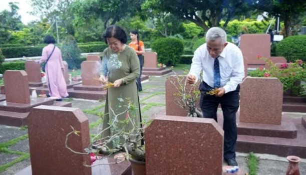 NHỮNG NGƯỜI “CHẮT THƯƠNG ĐAU” THÀNH “NHỰA SỐNG”