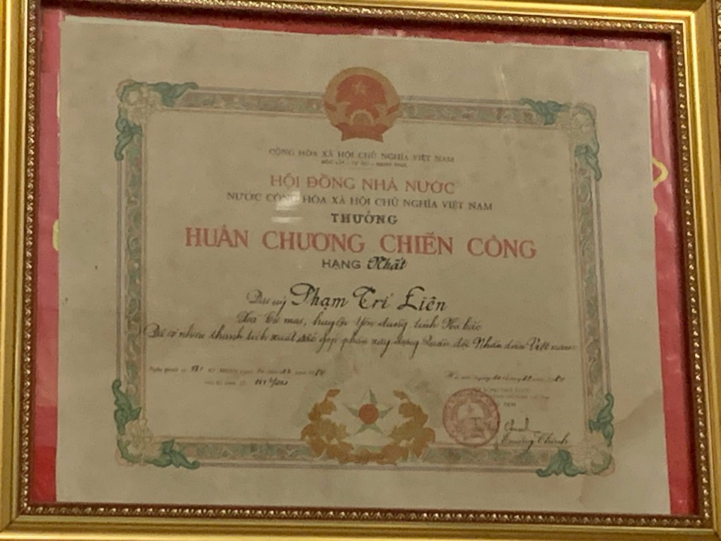 ÁNH ĐÈN BÊN CHIẾN TRẬN