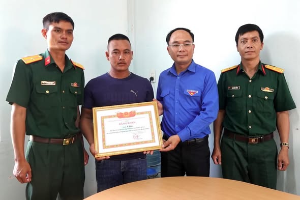 Khen thưởng thanh niên có thành tích xuất sắc trong việc tìm thấy, quy tập hài cốt liệt sĩ