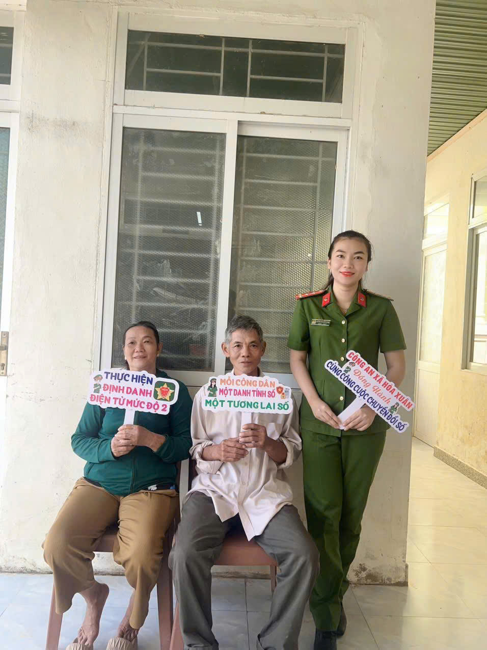 Khi màu áo xanh hiện diện trong lòng dân