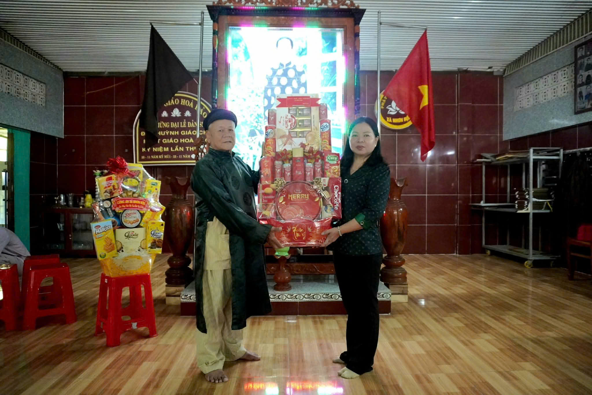 LÃNH ĐẠO UBND XÃ THĂM, CHÚC TẾT BAN TRỊ SỰ PHẬT GIÁO HÒA HẢO
