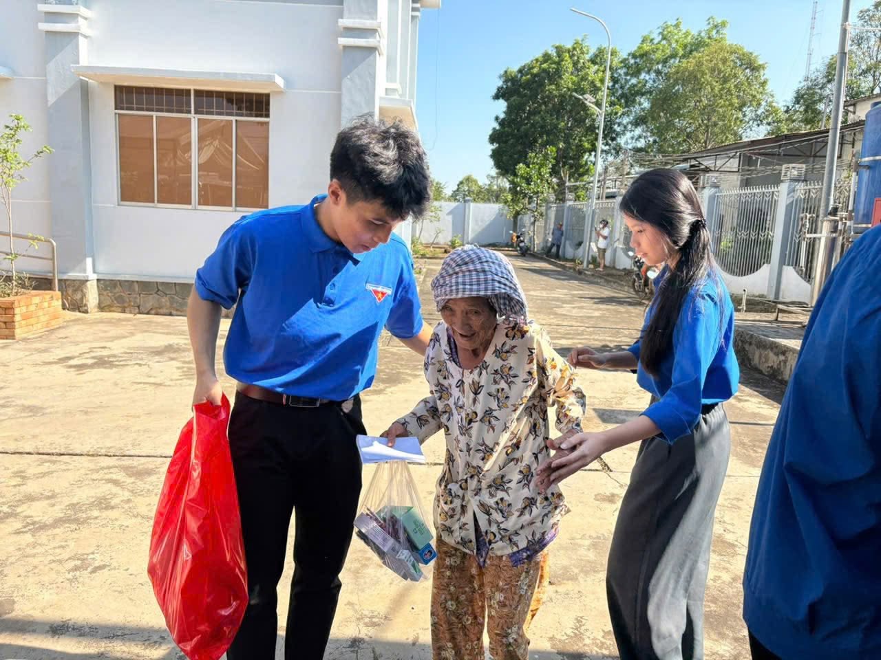 Xuân Phú tổ chức chương trình khám bệnh, cấp thuốc  và tặng quà cho các đối tượng chính sách