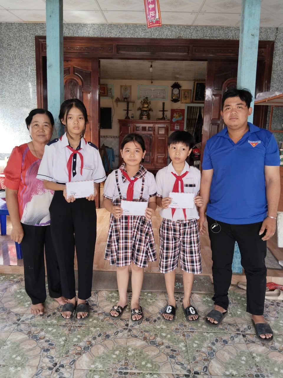 TIẾP SỨC ĐẾN TRƯỜNG CHO HỌC SINH KHÓ KHĂN