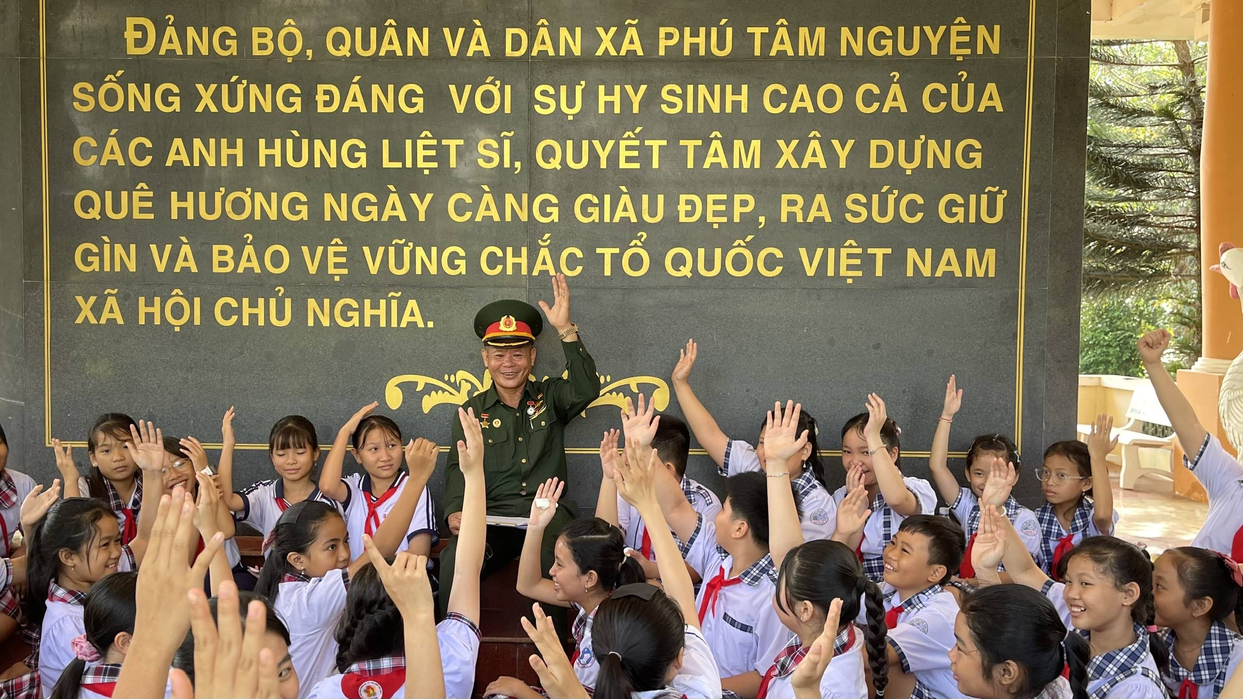 Hành trình về địa chỉ đỏ với chủ đề “Câu chuyện thời hoa lửa”