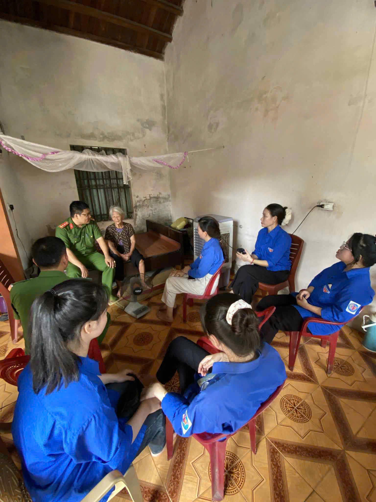 NỤ CƯỜI QUA GIÔNG BÃO CỦA NGƯỜI CON GÁI QUỲNH PHÚ