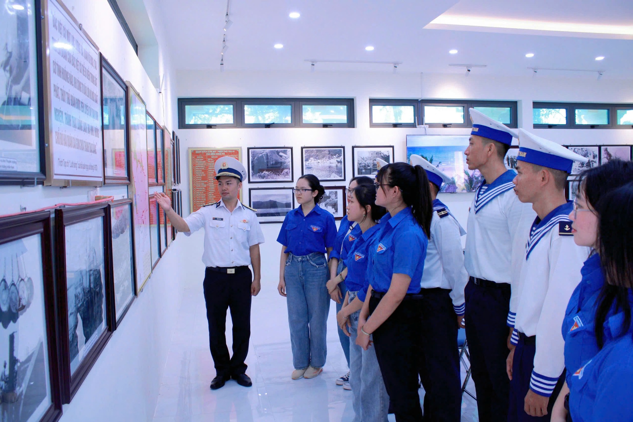 ĐOÀN PHƯỜNG BÌNH KIẾN PHỐI HỢP ĐOÀN CƠ SỞ LỮ ĐOÀN 682 TỔ CHỨC HOẠT ĐỘNG VỀ NGUỒN TẠI DI TÍCH TÀU KHÔNG SỐ VŨNG RÔ