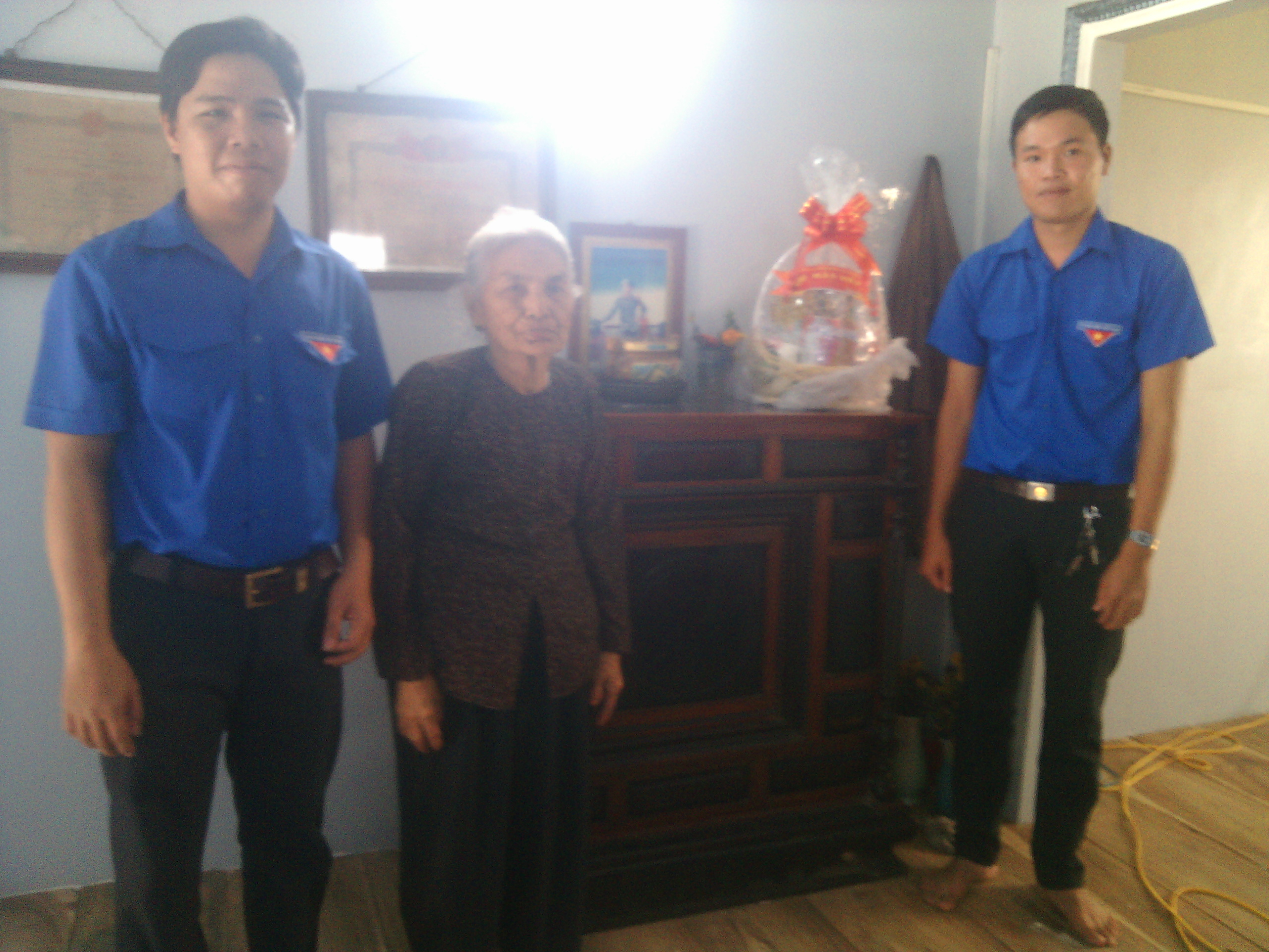 Bước chân lặng lẽ từ cổng làng