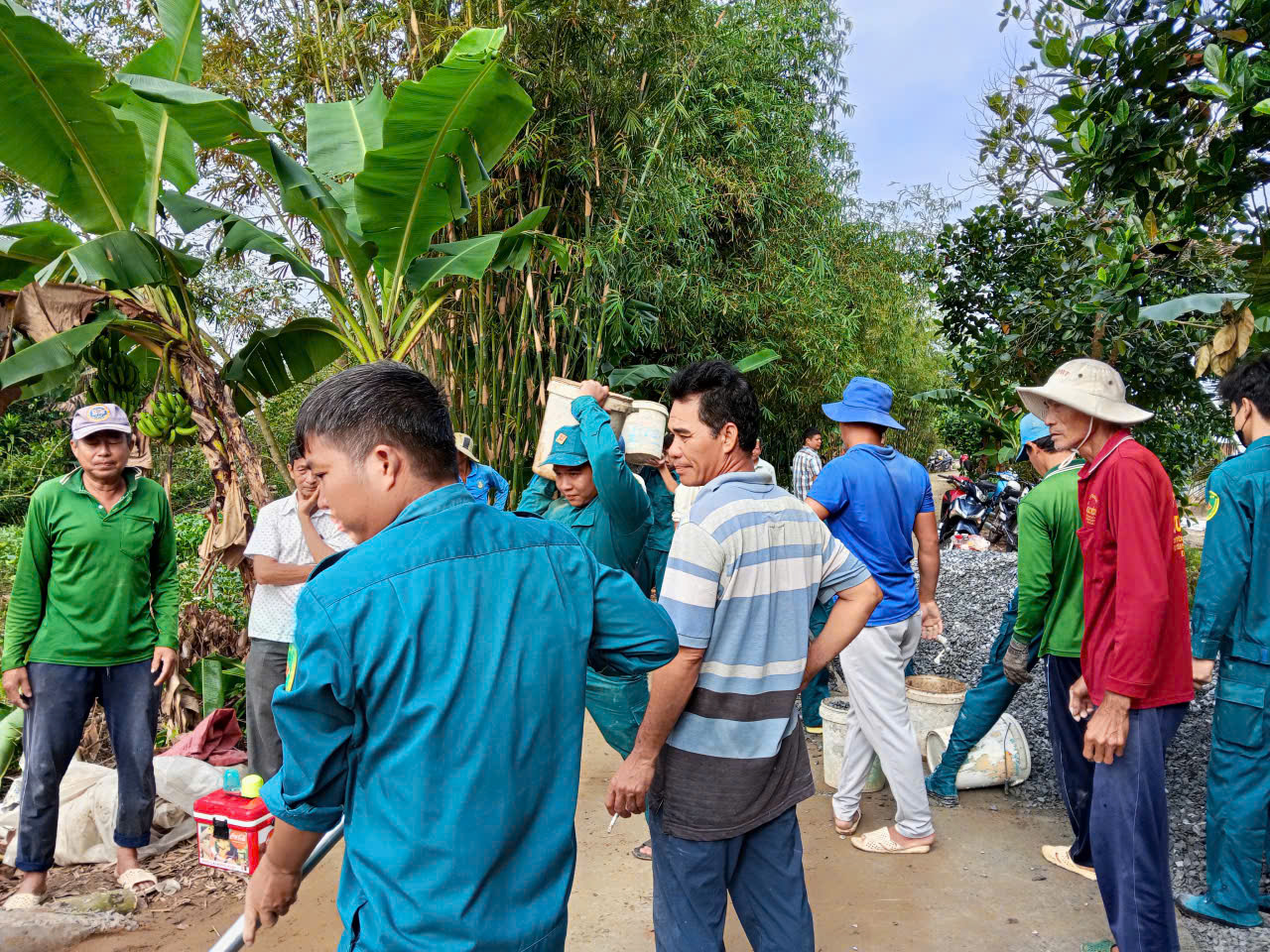CÁNH HOA RƠI TRÊN NỒNG PHÁO
