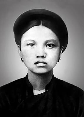 NGUYỄN THỊ MINH KHAI – ĐÓA HỒNG ĐỎ TRONG BÃO TÁP VÀ BẢN TUYÊN NGÔN BẤT TỬ TRÊN BÃI BẮN HÓC MÔN