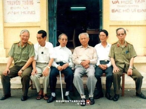 TRẦN QUỐC HƯƠNG Người Chỉ Huy Tình Báo