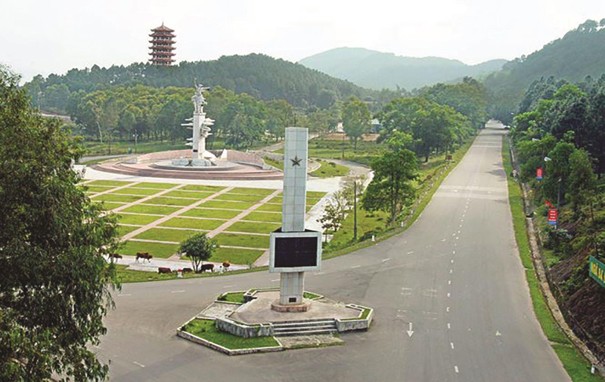 MƯỜI CÔ GÁI NGÃ BA ĐỒNG LỘC – BẢN ANH HÙNG CA BẤT TỬ CỦA TUỔI TRẺ VIỆT NAM