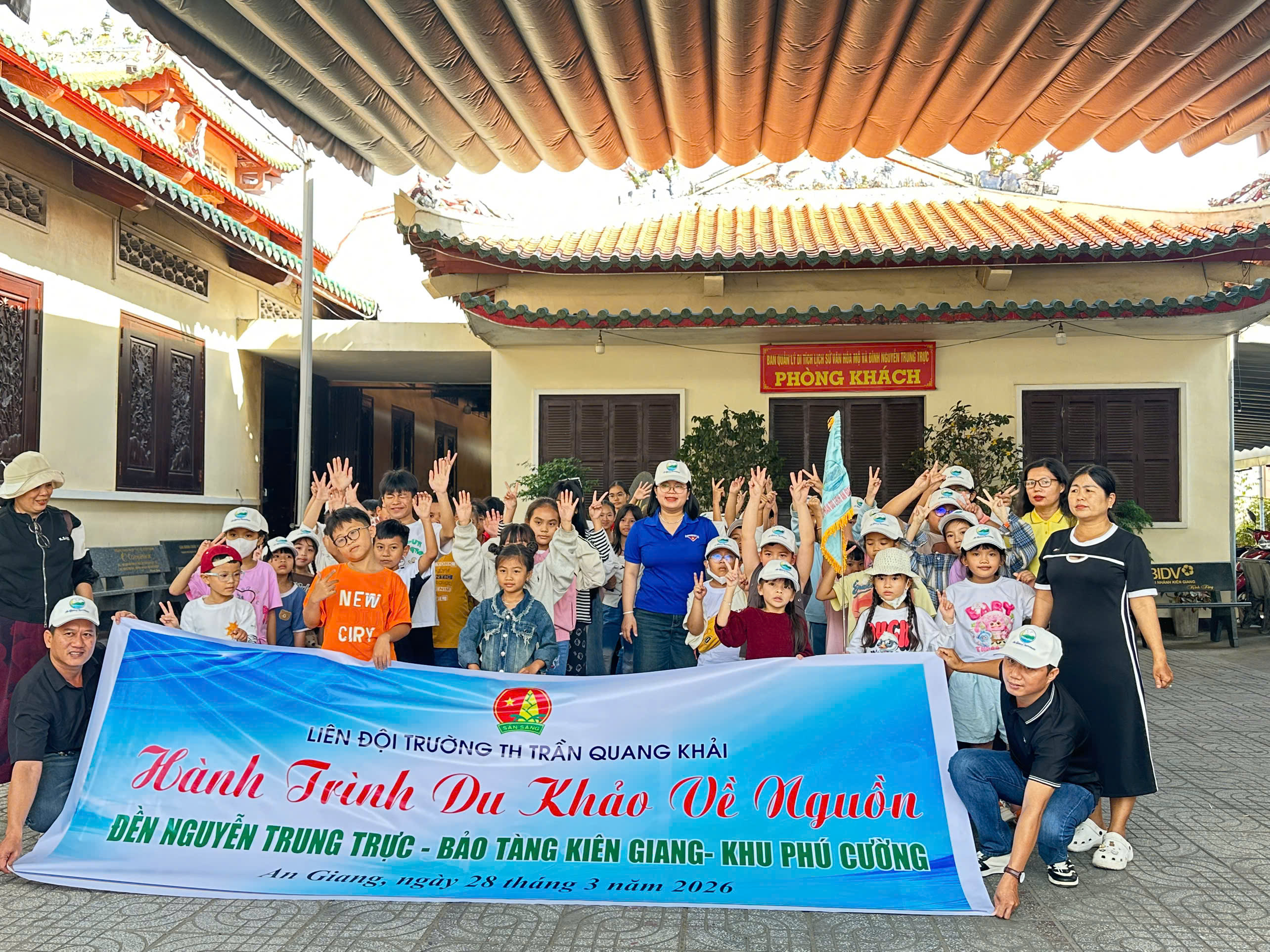 HÀNH TRÌNH VỀ NGUỒN – NGHE CHUYỆN THỜI HOA LỬA